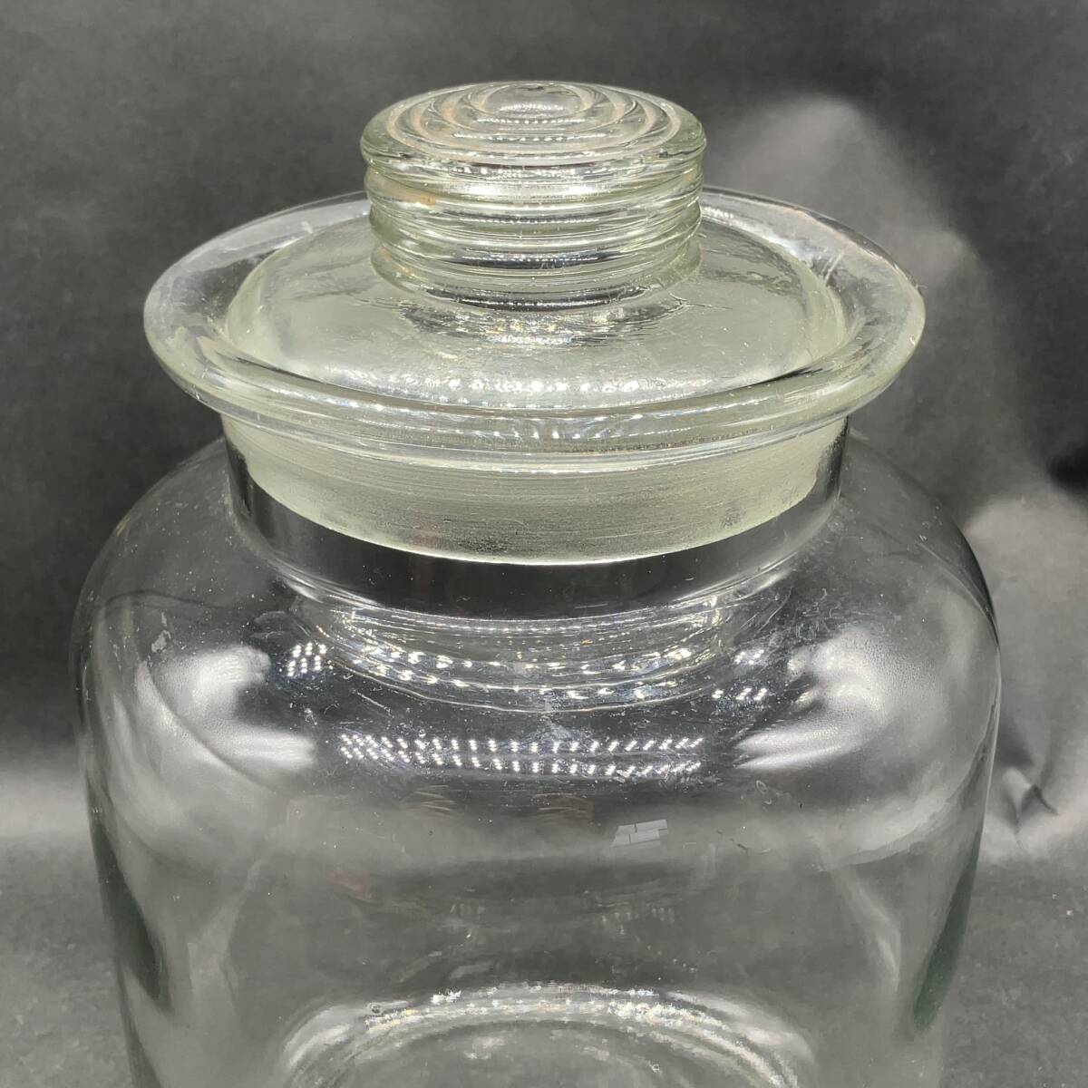 h-7843r 当時物　ガラス瓶　蓋付き　保存瓶　駄菓子瓶　高さ約29cm　アンティーク　昭和レトロ　コレクション　菓子容器_画像2
