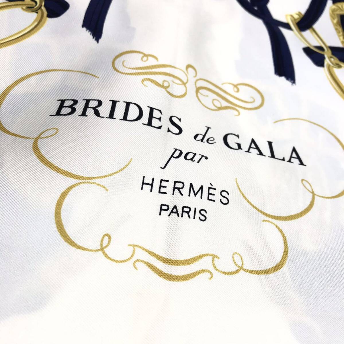 ★未使用級／王道★HERMES エルメス カレ90 BRIDES de GALA／式典用馬勒 ネイビー×ホワイト×ゴールド スカーフ 大判 シルクツイル_画像8