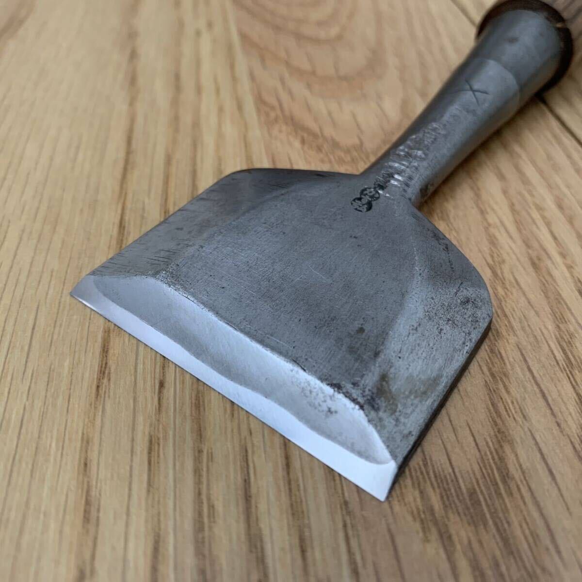 【寸八 追入れ鑿】chisel carpenter nomi plane 大工道具 鑿 のみ ノミ かんな カンナ 組鑿 小鉋 左市弘 田斎 叩き鑿 中叩き 幅広 の画像3