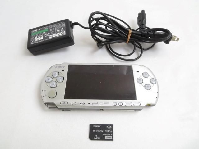 【同梱可】中古品 ゲーム PSP 本体 PSP3000 シルバー 動作品 メモリースティック 2GB 充電器付き_画像1