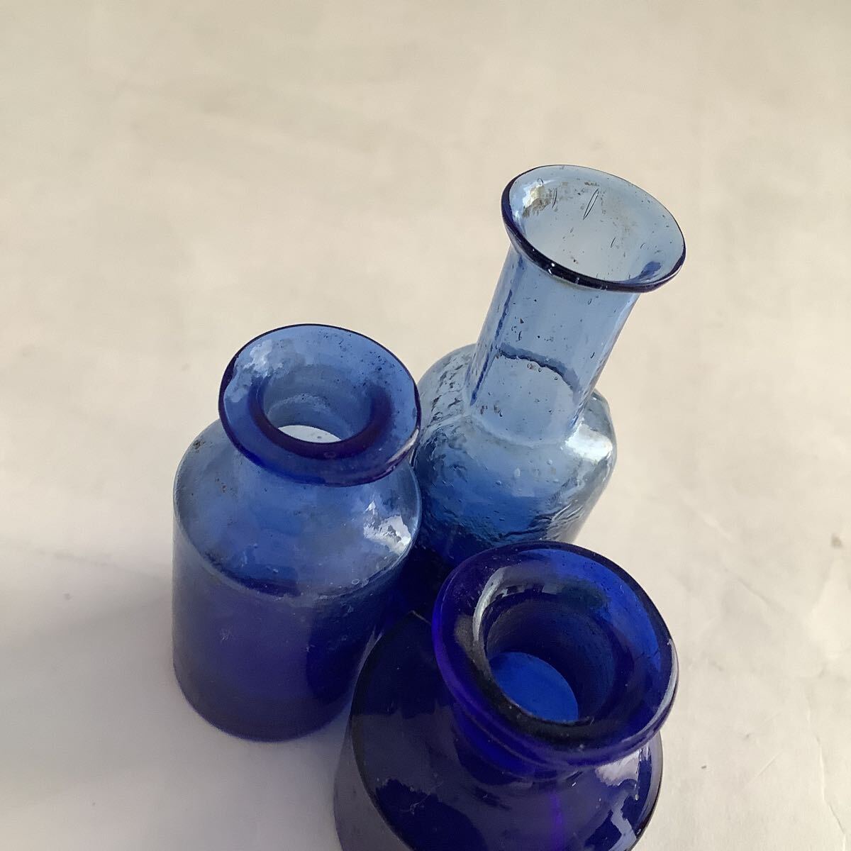 戦前 青瓶 愛生堂 黄金水 薬瓶 化粧瓶 ペロペロ ガラス瓶 ニッキ水 エンボス瓶 3点 の画像3