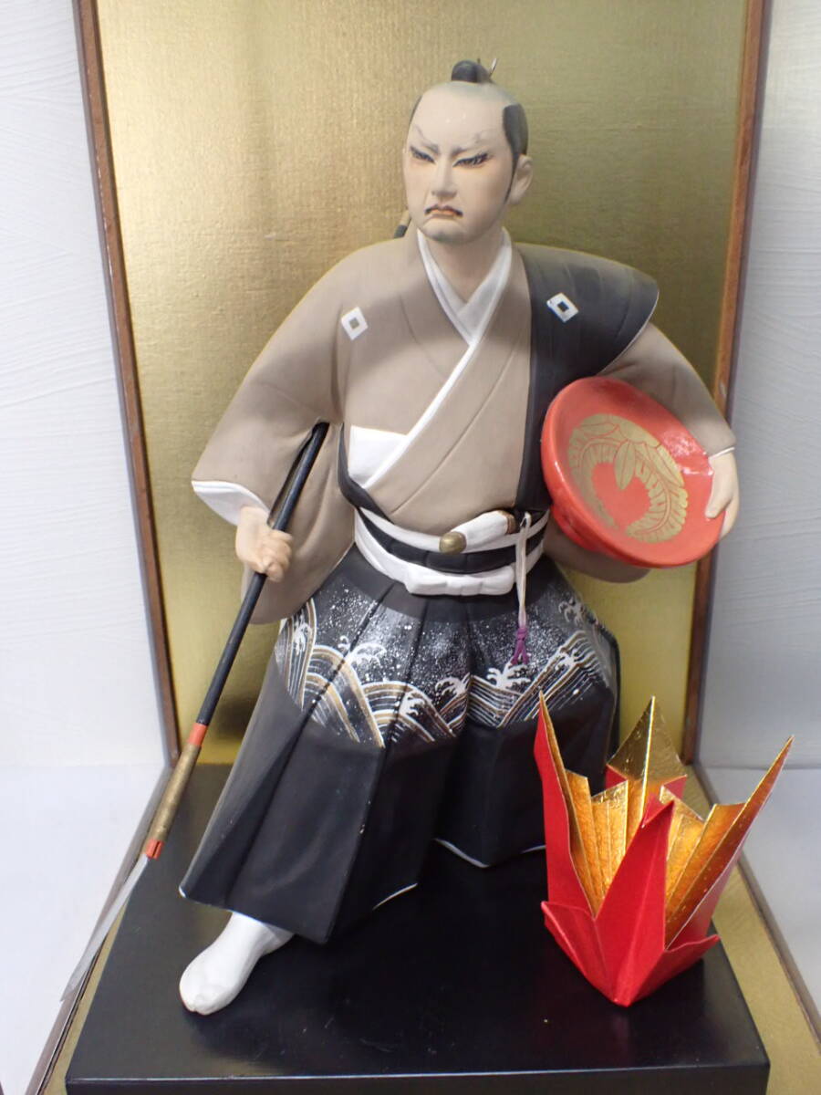 YH560【直接引取歓迎品】博多人形 黒田武士 陶器 作者不明 ガラスケース、台座付き 日本人形 伝統工芸品の画像2