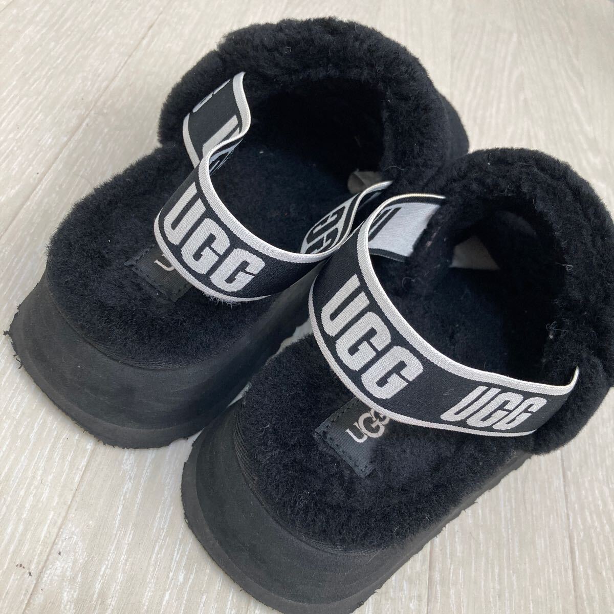 UGG UGG boa mouton sandals black 22 centimeter thickness bottom pair neck with strap .