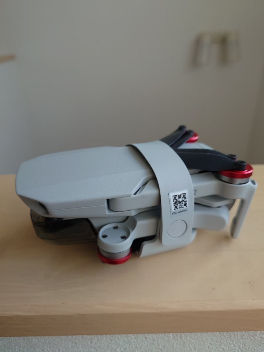 正規品　DJI 製マビックmini2　　ドローン　オプション品(本体ケース、補助脚、プロベラガ．ド)＋別売予備バッテリー2個付き_画像1