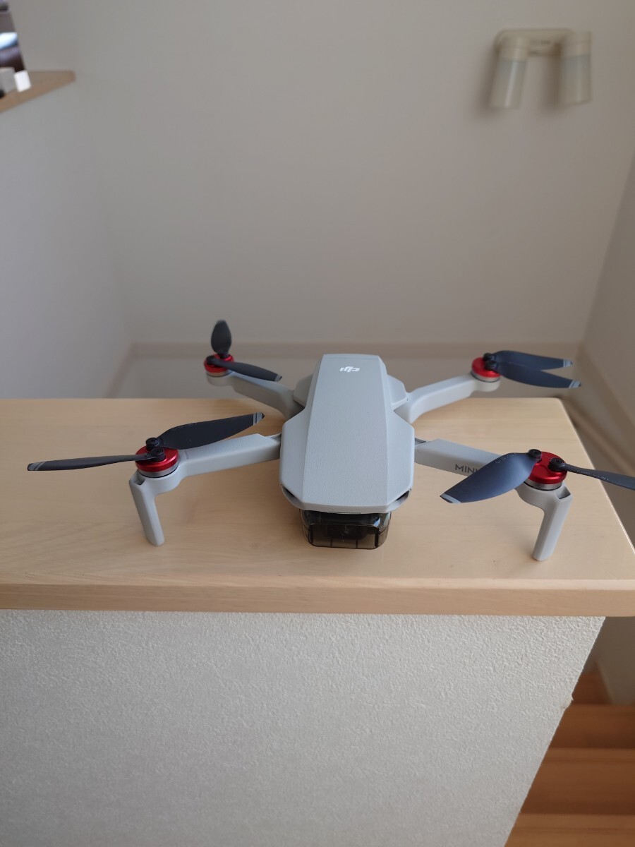 正規品　DJI 製マビックmini2　　ドローン　オプション品(本体ケース、補助脚、プロベラガ．ド)＋別売予備バッテリー2個付き_画像2