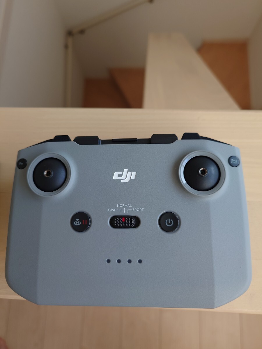 正規品　DJI 製マビックmini2　　ドローン　オプション品(本体ケース、補助脚、プロベラガ．ド)＋別売予備バッテリー2個付き_画像5