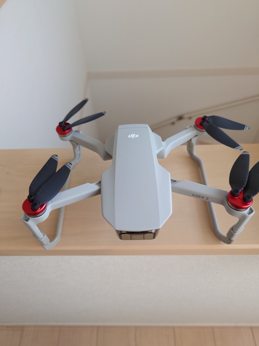 正規品　DJI 製マビックmini2　　ドローン　オプション品(本体ケース、補助脚、プロベラガ．ド)＋別売予備バッテリー2個付き_画像4