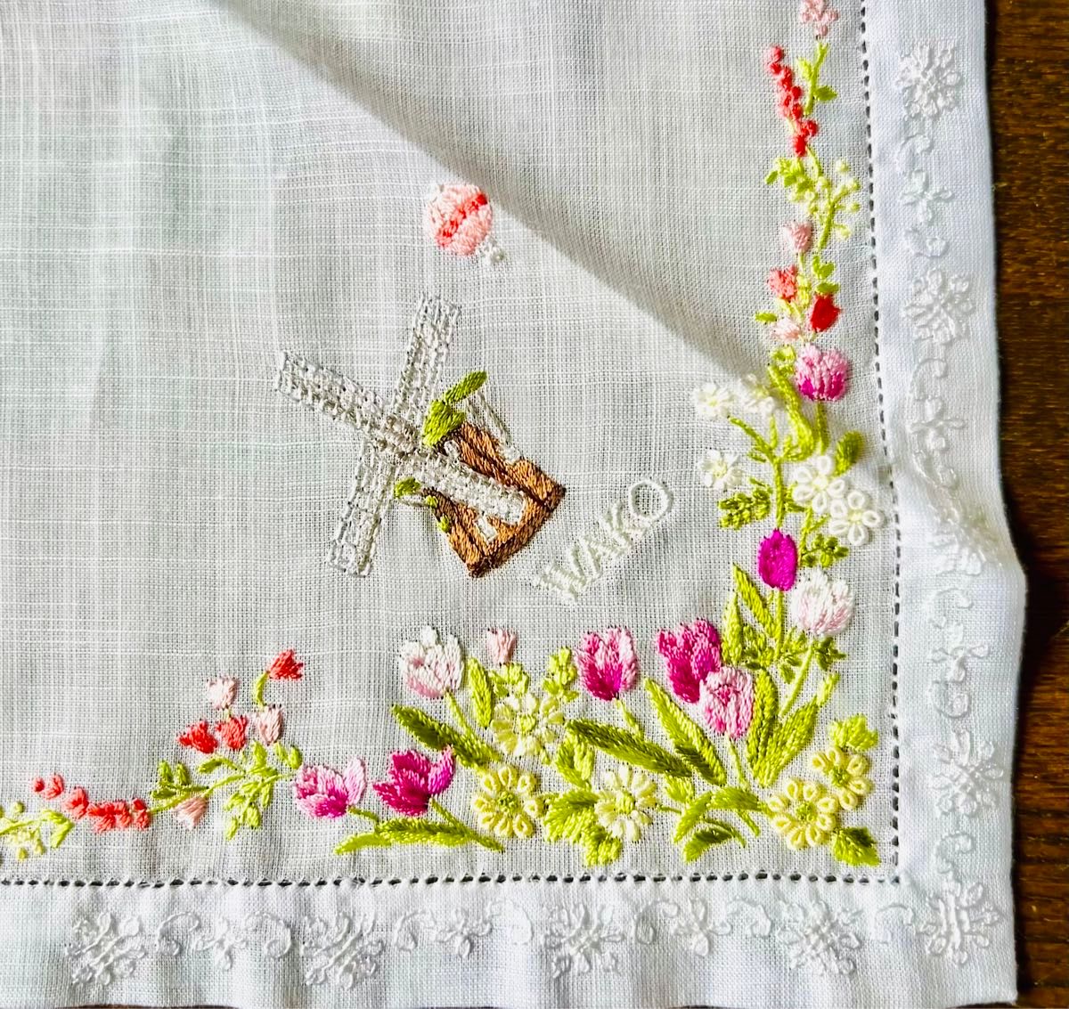 銀座和光 手刺繍ハンカチ モチーフオランダ ベトナム製 銀座和光 手刺繍ハンカチ モチーフオランダ ベトナム製