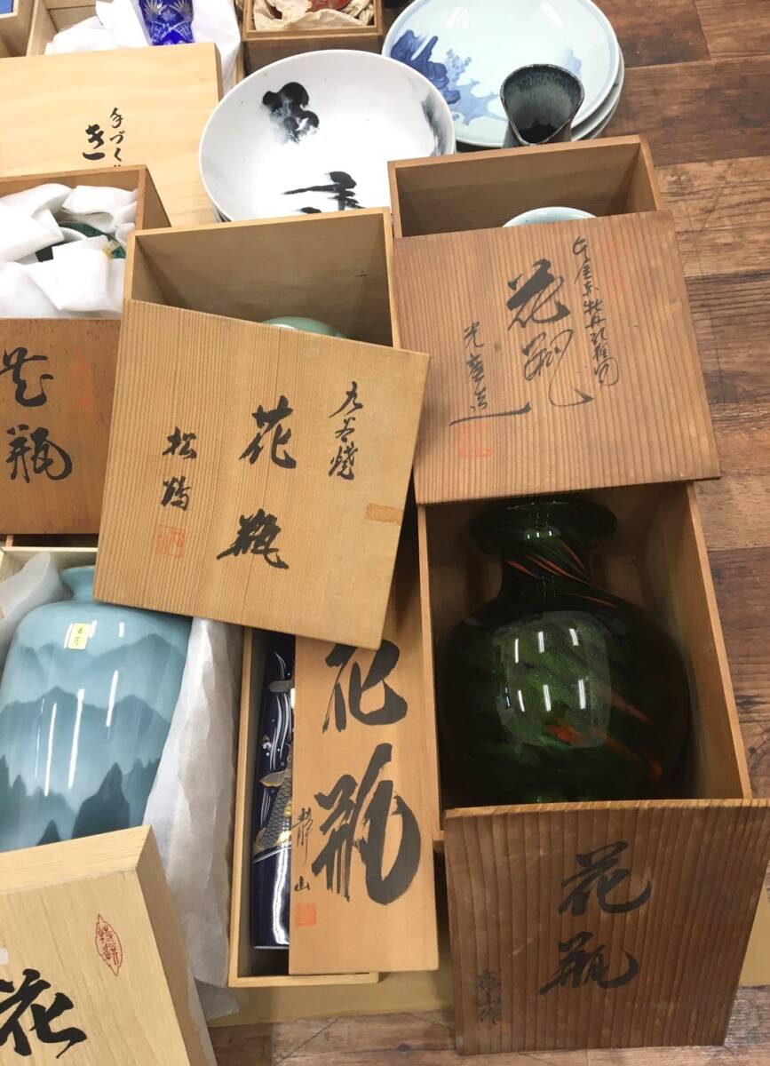 4個口発送【中古品】食器まとめ 陶器 ガラス皿 硝子コップ 花器 汁椀 片手鍋 徳利猪口 塗食器 木箱入り 大量の画像3