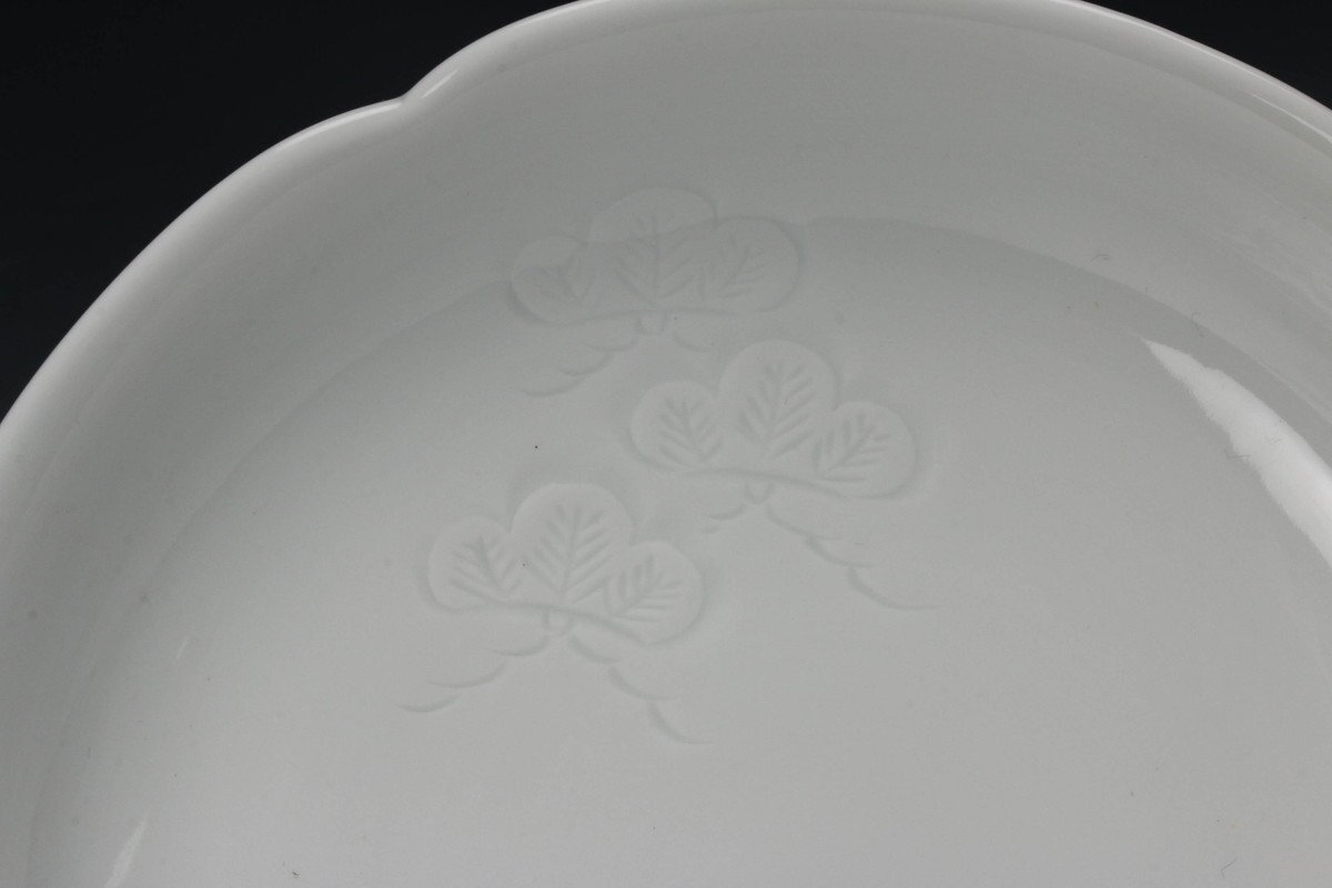 [..] Nakamura Kiyoshi six white porcelain pine bamboo plum wheel flower plate two customer also box genuine article guarantee 