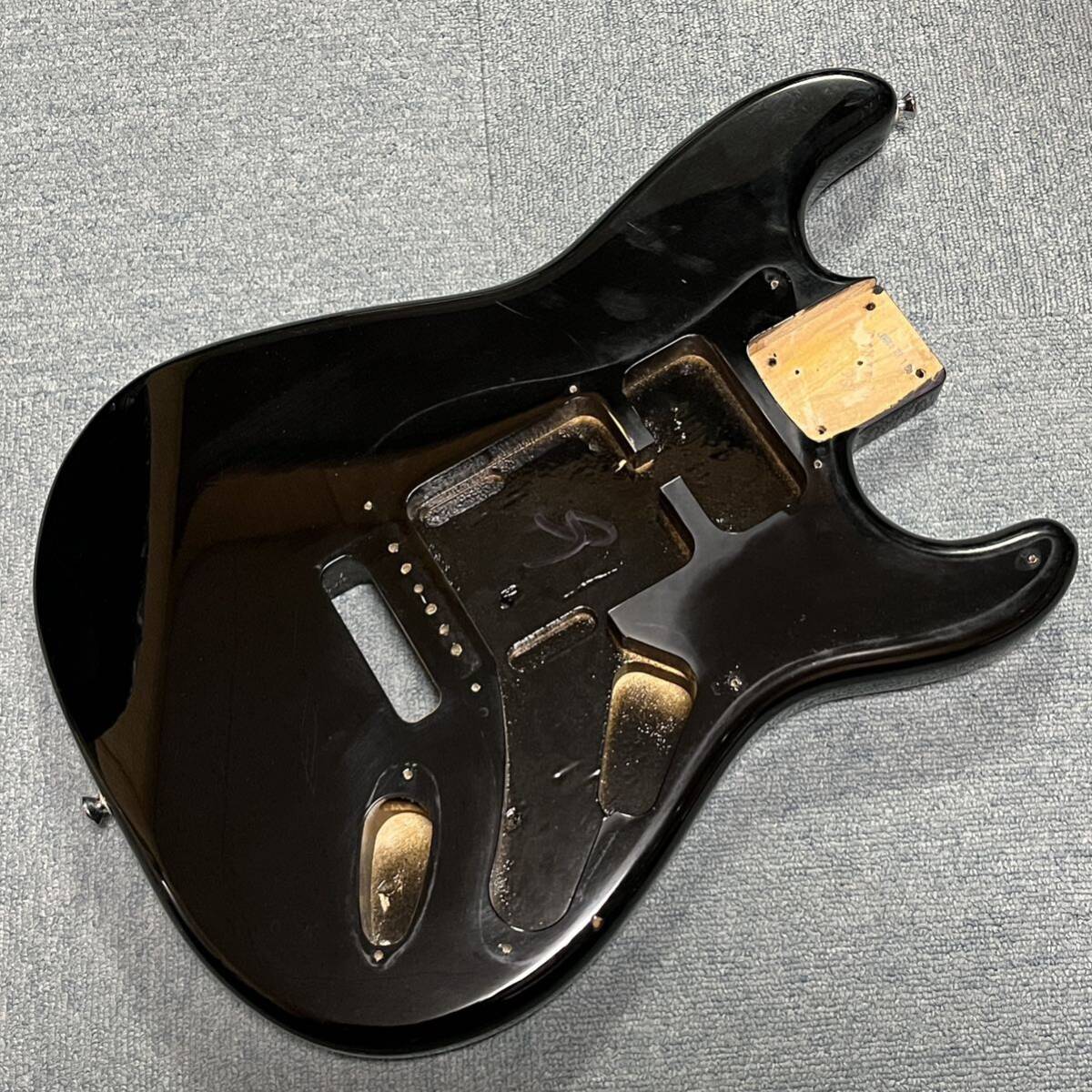 【中古】 '04年製？ Squier スクワイヤー スクワイア 材不明 ボディ ストラト エレキギター 黒 ブラックの画像1