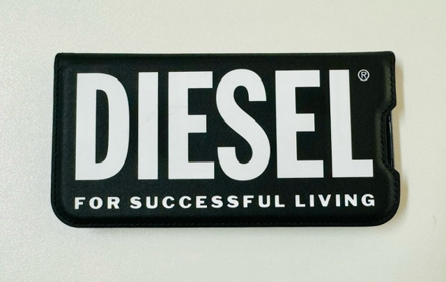 ★DIESEL ディーゼル iPhone 15 Pro ケース 手帳型 ラージロゴ カード収納 ラバープリント 耐衝撃 美品です★_画像1