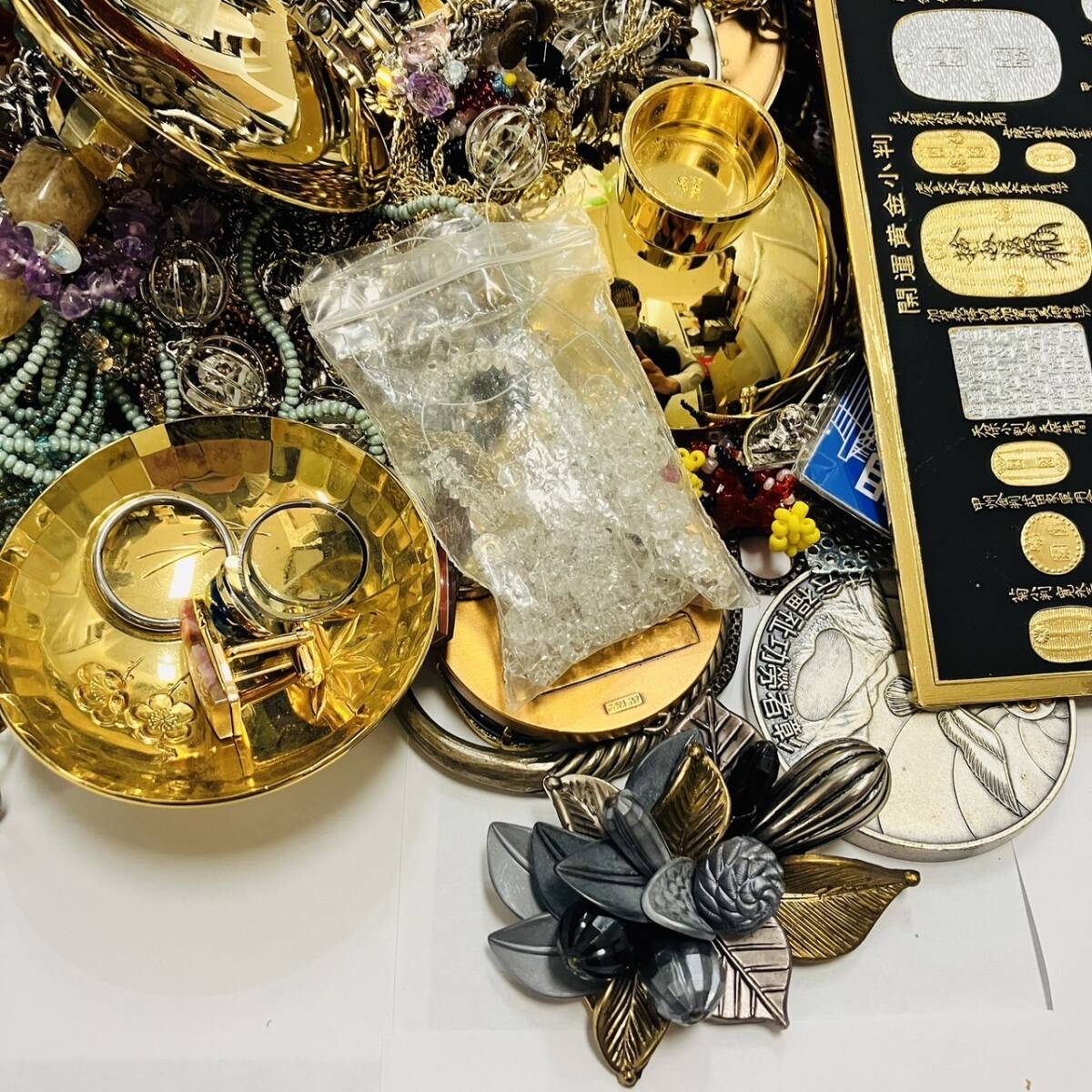 【MSO-4477aIR】メッキ製品 まとめ売り 総重量 約6.4kg ゴールド シルバー コイン アクセサリー ジュエリー ファッション 中古品の画像2