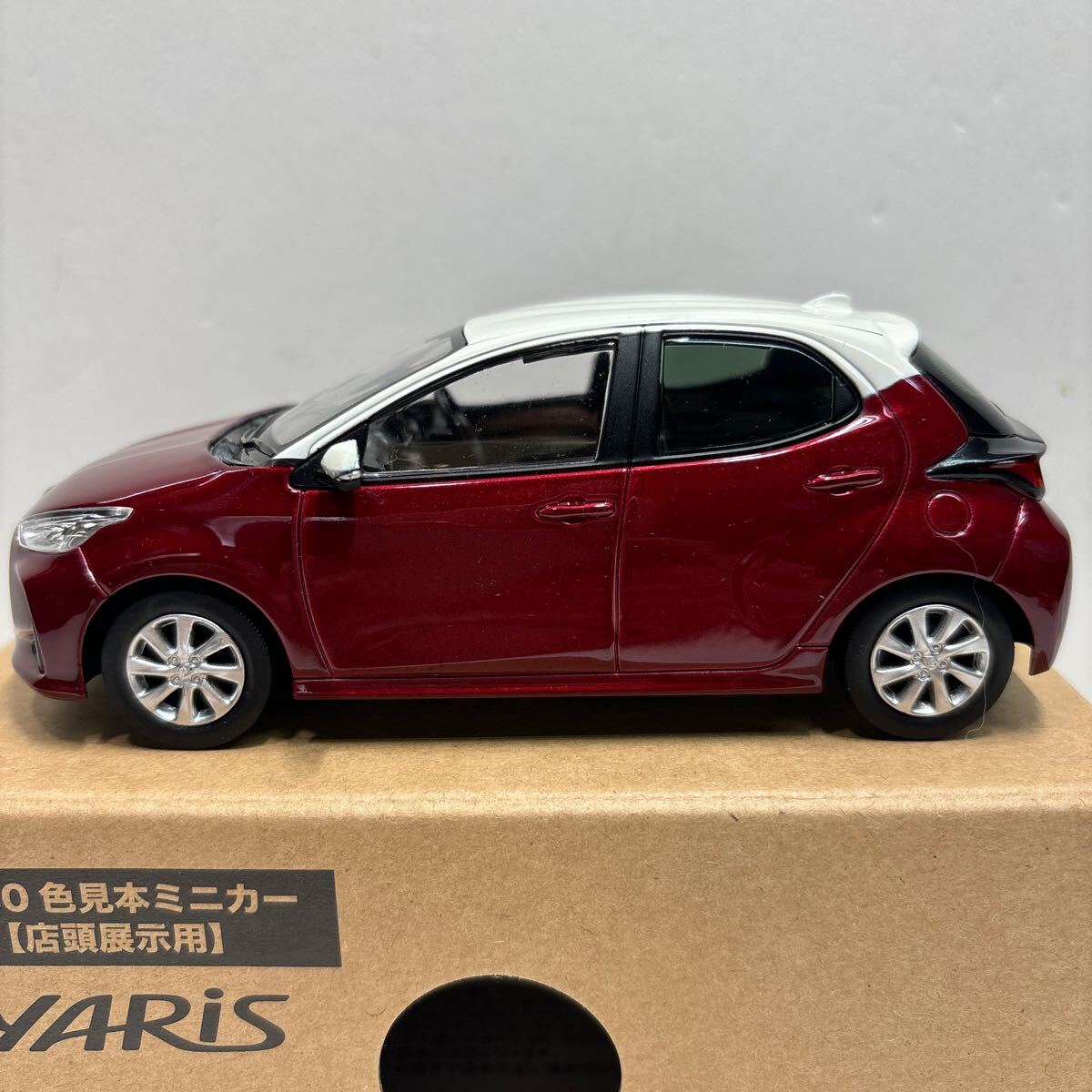 【送料無料】　1/30 色見本ミニカー 【店頭展示用】YARiS ホワイト ×センシュアルレッドマイカ_画像3