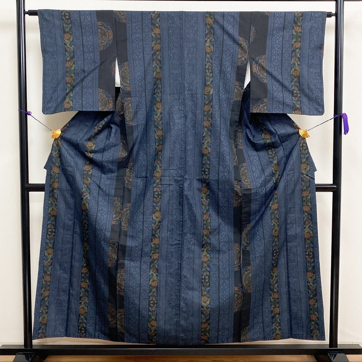 着物月花 藤絹織物 都喜ヱ門 装飾花文様 本場大島紬 正絹 伝統工芸品 ki1416の画像3