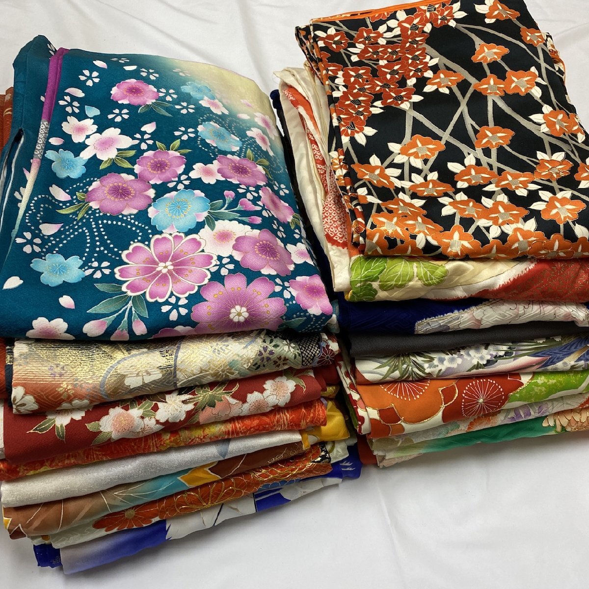 着物月花 同梱不可 振袖 まとめ売り まとめて18点 すべて正絹 金駒刺繍 金彩 リメイク素材 手芸用 着付け練習用 fri001の画像1