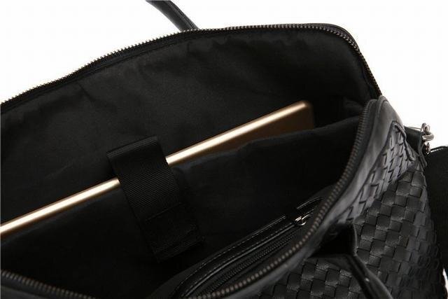 ショルダーバッグ トートバッグ　メンズ バッグ ビジネス　鞄　仕切り　大容量 レザーバッグ 多機能　底部鋲付　自立　サラリーマン_画像5