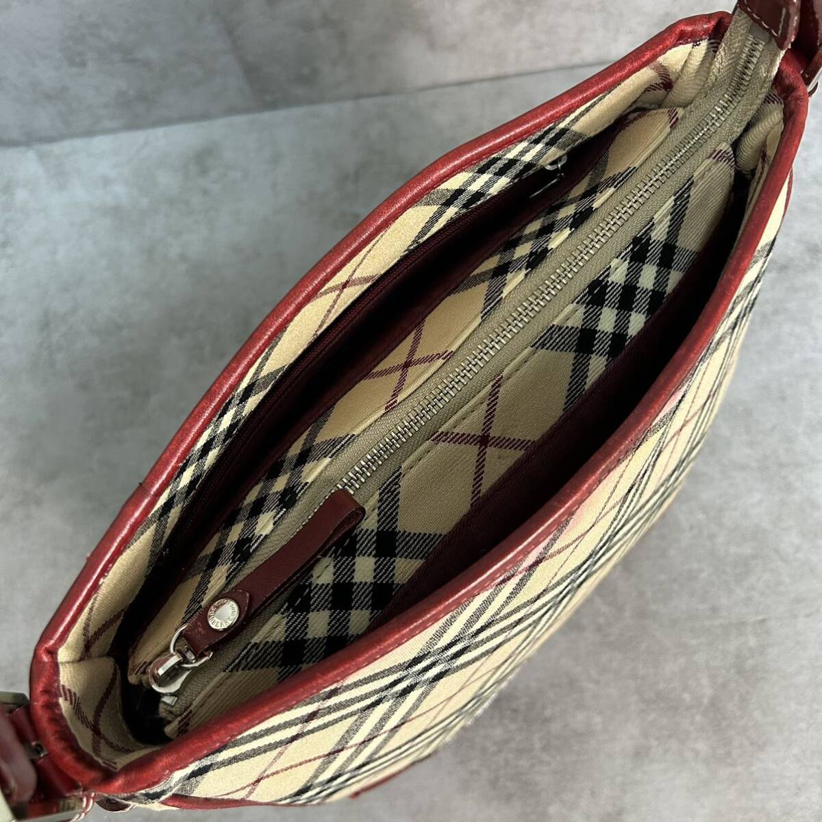 BURBERRY BLUE LABEL バーバリー ブルーレーベル ノバチェック ワンショルダー バッグ 肩掛け キャンバス レザー 本革 大容量 ベージュ 赤_画像6