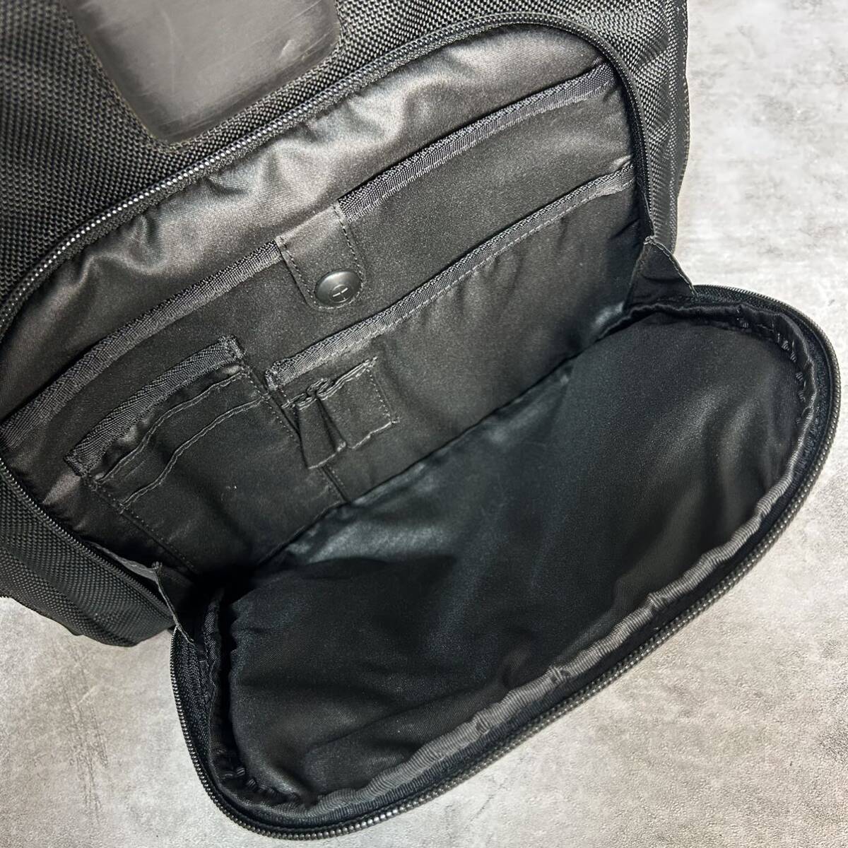 極美品/レア●TUMI トゥミ メンズ ビジネスバッグ リュック T-TECH バッグパック A4/PC収納 多機能 大容量 ナイロン ブラック 黒 通勤 出張の画像9