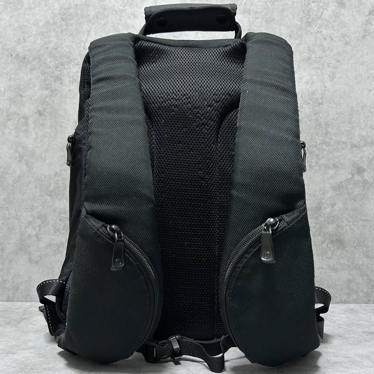 極美品/レア●TUMI トゥミ メンズ ビジネスバッグ リュック T-TECH バッグパック A4/PC収納 多機能 大容量 ナイロン ブラック 黒 通勤 出張の画像3
