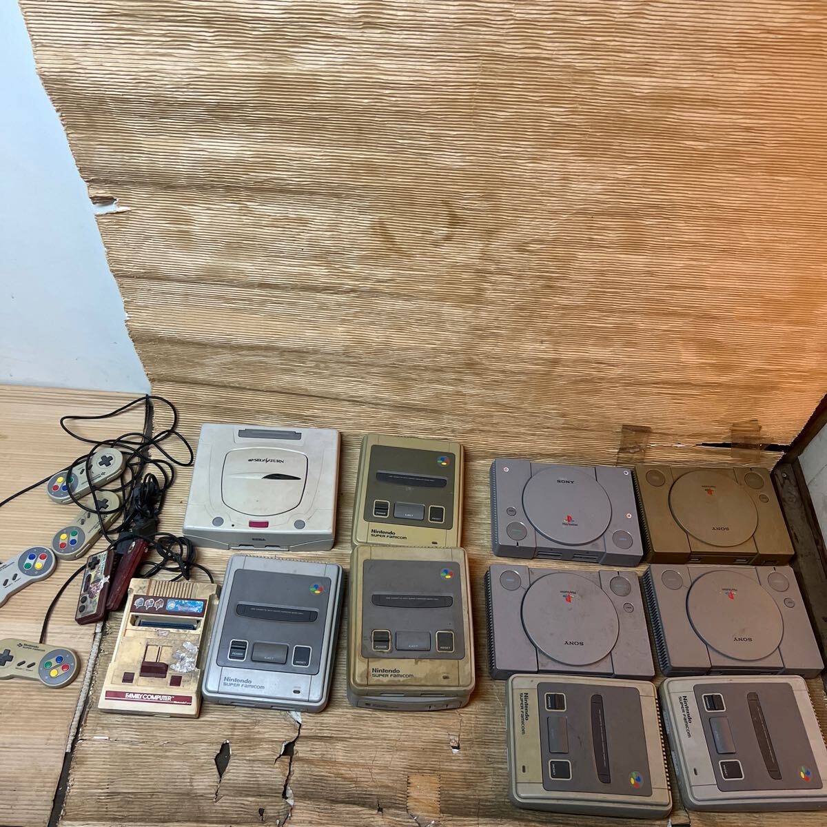 81 ゆうパック着払い発送　現状品　中古品 ゲーム スーパーファミコン/ファミコン 本体 HVC-002 コントローラー 他 周辺機器 _画像1