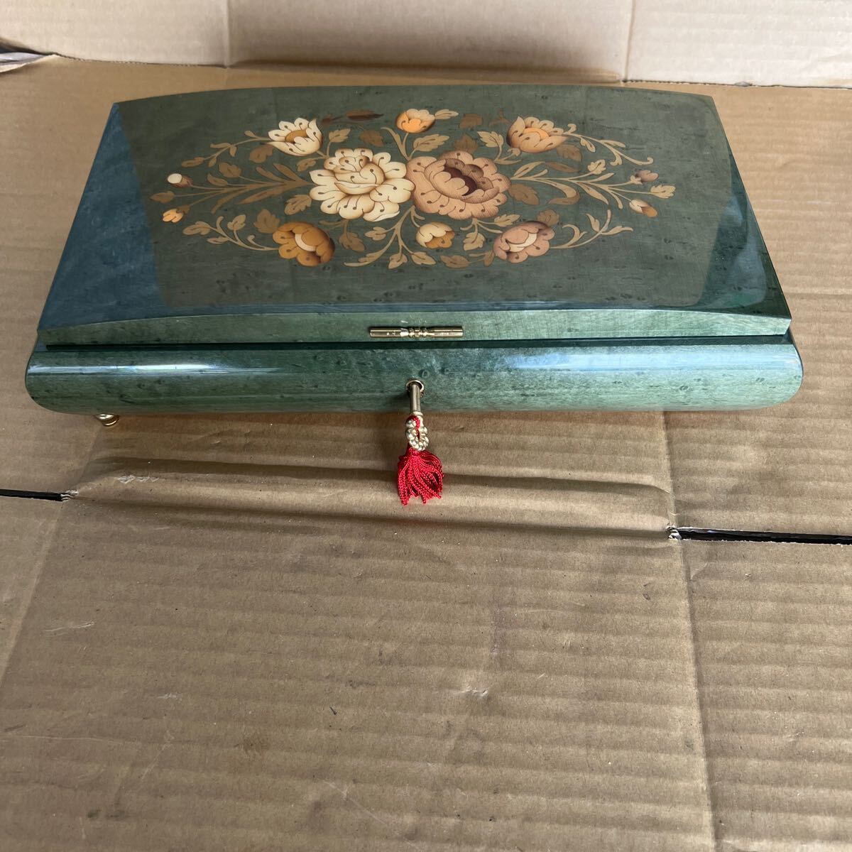 93 ゆうパック着払い発送 中古 現状品 LADOR ジュエリーボックス BOX 宝石箱 イタリア製 SWITZERLAND スイス オルゴール 鍵付 の画像2
