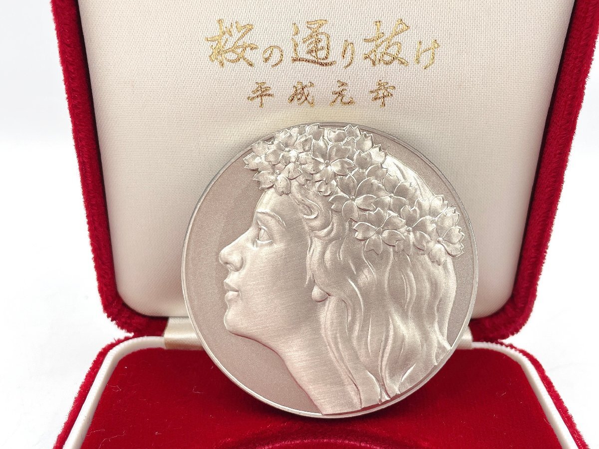 【純銀】平成元年 桜の通り抜け 記念メダル 120g 直径55ミリ 品位証明刻印入 純銀メダル （HA045）_画像1