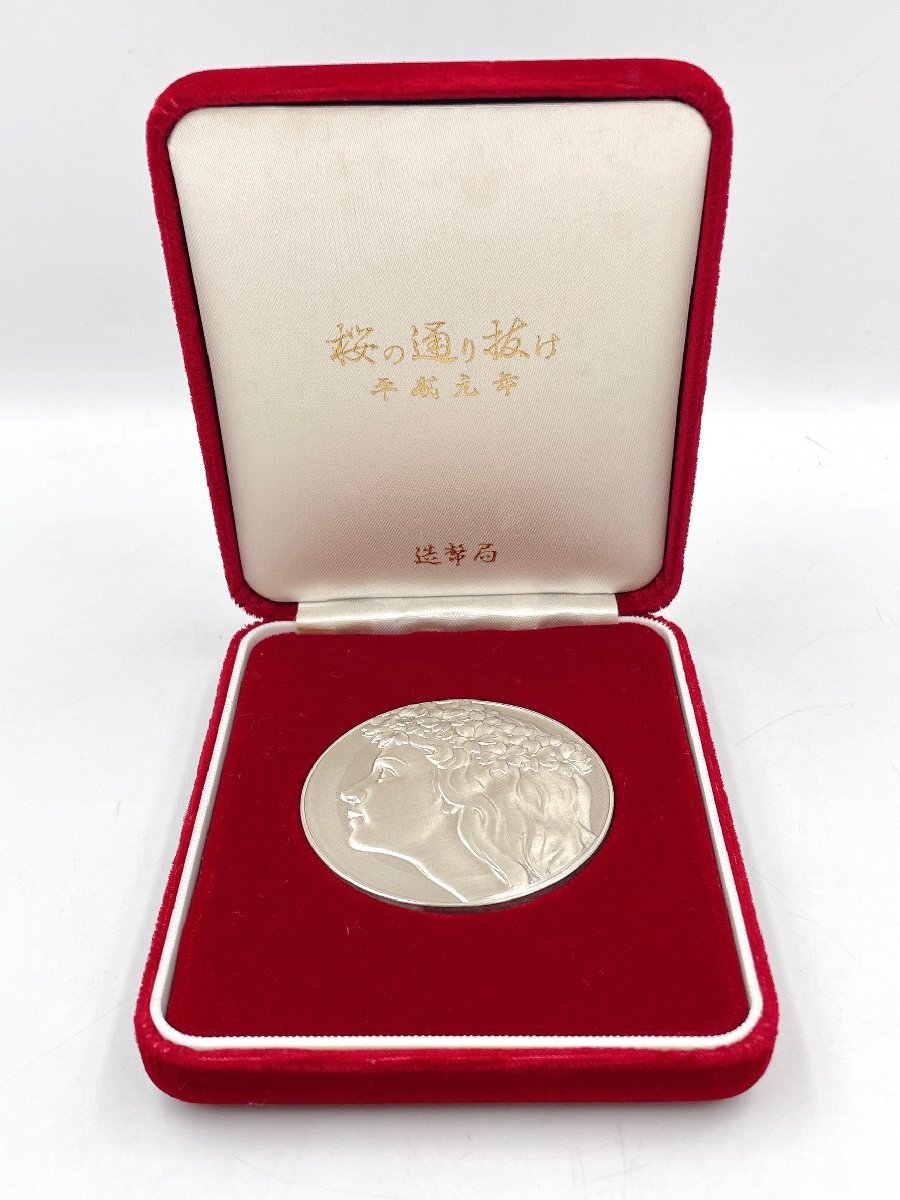 【純銀】平成元年 桜の通り抜け 記念メダル 120g 直径55ミリ 品位証明刻印入 純銀メダル （HA045）_画像2