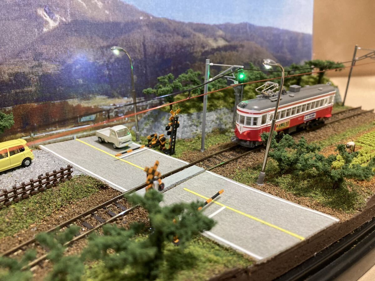 Nゲージ ジオラマ展示台「沿線」 列車信号機(赤&緑)と建物&街灯を点灯させる事が可能ですの画像4