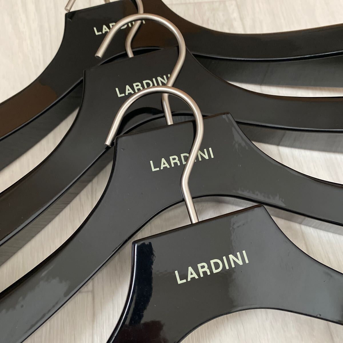 ラルディーニ ハンガー 4本 LARDINI|Yahoo!フリマ(旧PayPay ラルディーニ ハンガー 4本 LARDINI|Yahoo!フリマ(旧PayPay