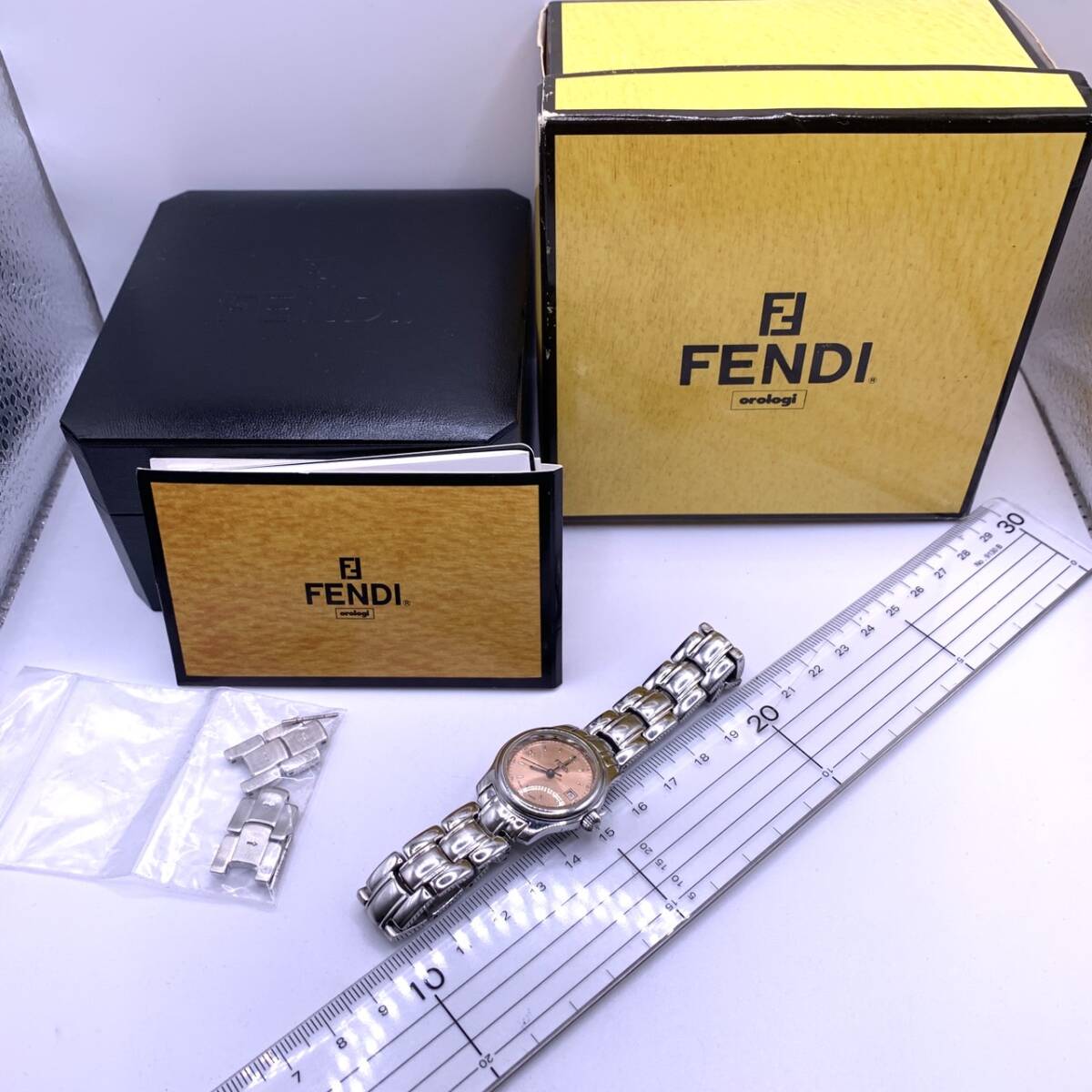 #11708　FENDI フェンディ レディースウォッチ 腕時計 クォーツ デイト 3針 210L SS ピンク文字盤 シルバー レディース 箱 現状品_画像6