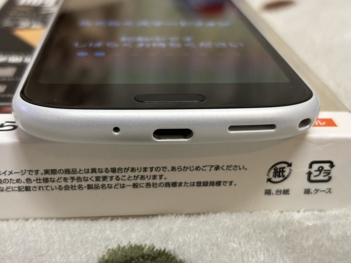 【美品 】docomo ドコモ らくらくスマートフォン F-52B ホワイト SIMフリー 手帳型ケース、保護フィルム らくらくホン スマホ シニア向け_画像4