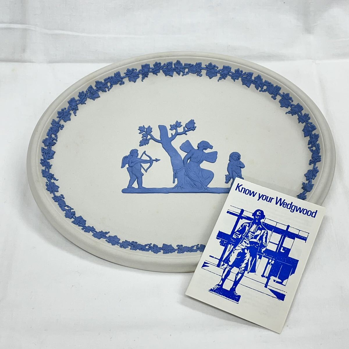 ◆【WEDGWOOD ウェッジウッド】 Jasperware・ジャスパー・楕円・プレート・飾り皿・絵皿 ・25cm×20cm・ホワイト/白 _画像1