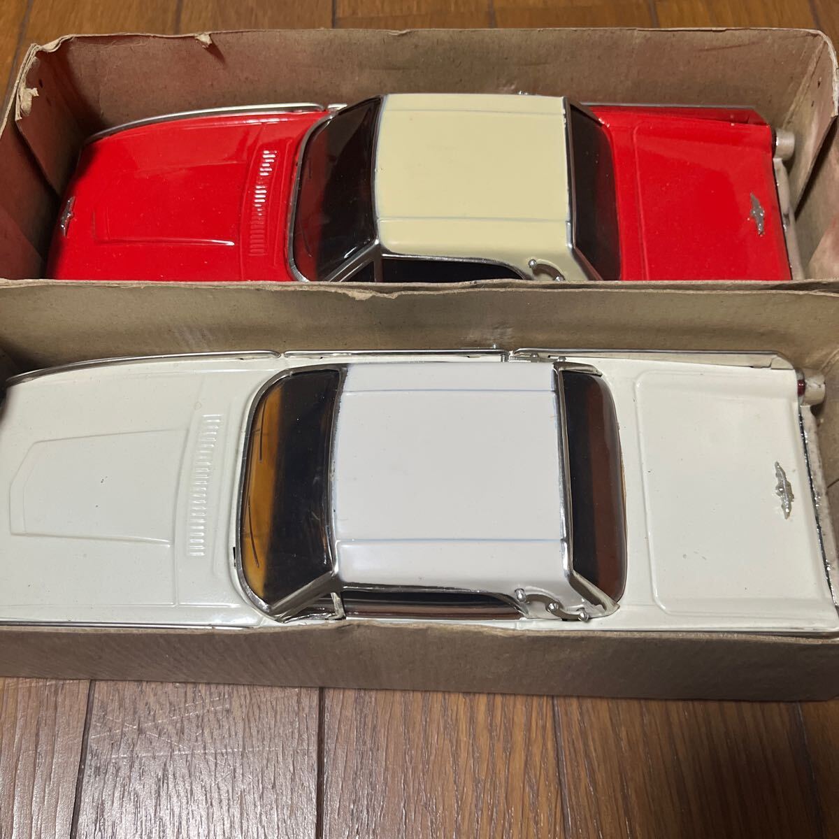 ブリキ玩具 自動車 車 フリクションカー Sedan/セダン 約27cm 箱付き 未使用品 当時物 赤白2個セット ②の画像3