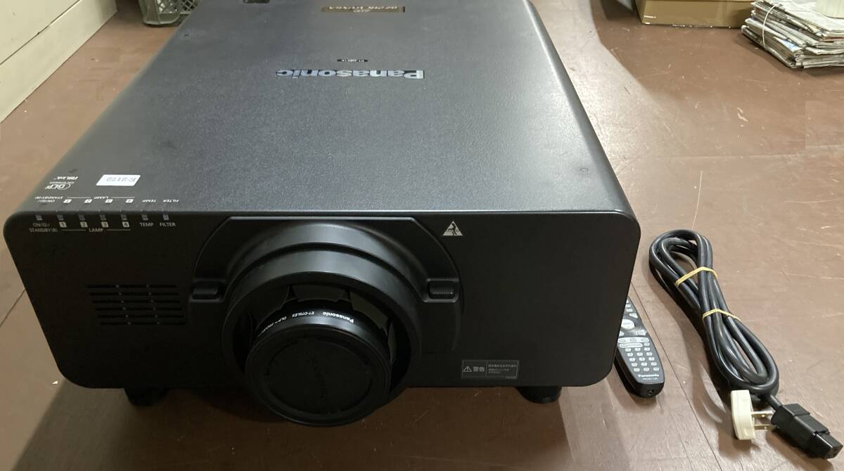 Panasonic PT-D21K 大型DLPプロジェクター 動作確認済 リモコン付属 レンズ(ET-D75LE3)付属 ランプ使用時間:7,480h 管理番号E-2172_画像1