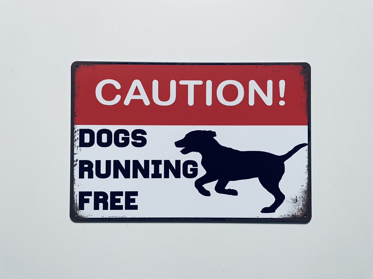ブリキ看板 20×30㎝ 犬 イヌ CAUTION! DOGS RUNNING FREE 注意 犬 自由 走る ワンワン TIN ガレージ インテリア 新品 PRO-050 の画像1