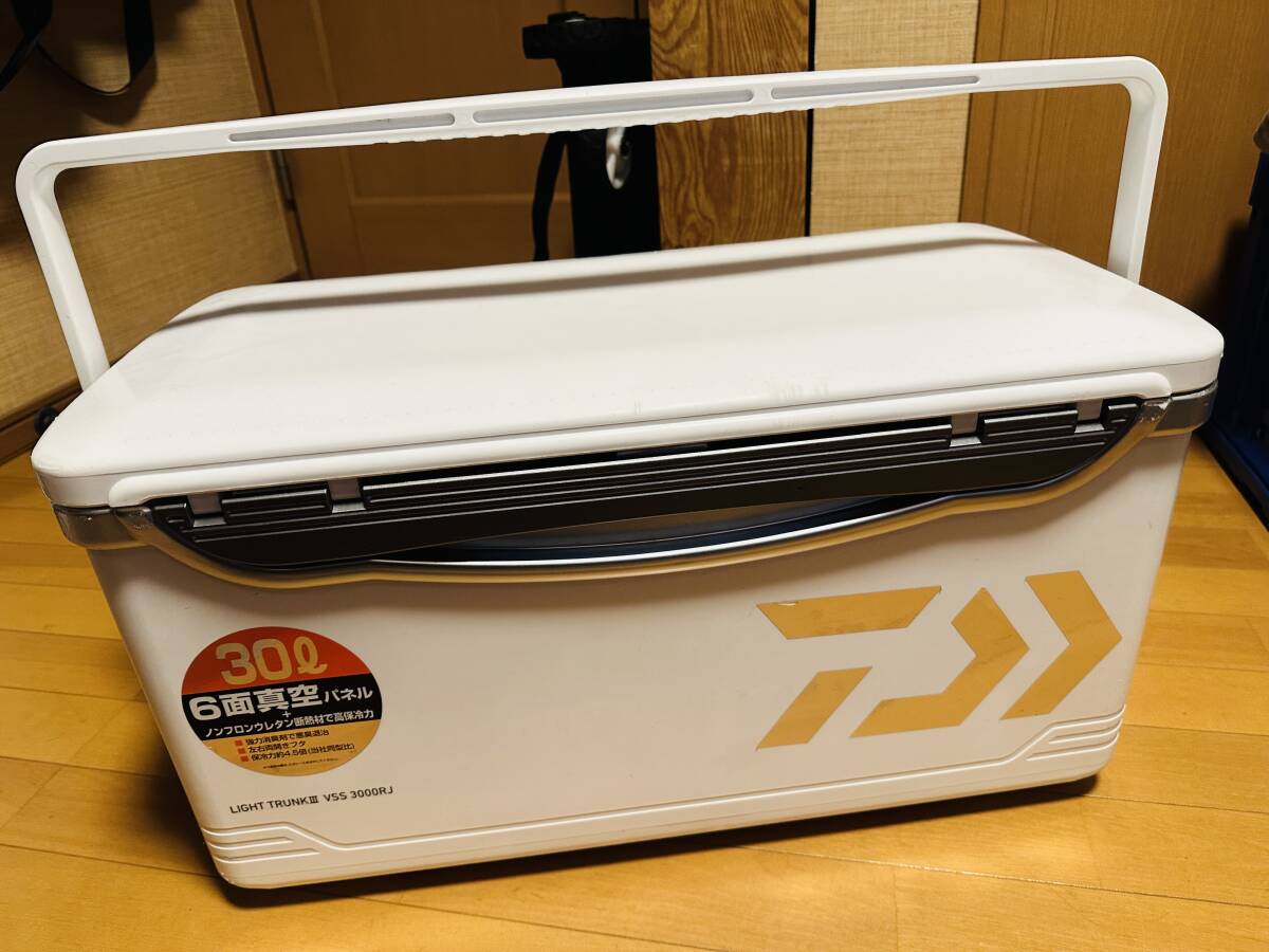 ダイワ ライトトランクⅢ　DAIWA LIGHT TRUNK Ⅲ VSS 3000RJ　最上位機種　中古　室内保管　東京発（釣りアウトドア兼用クーラー）_画像1