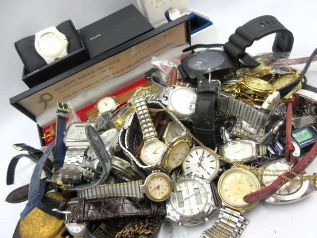 ◇腕時計 ジャンク品 レディース メンズ まとめて 大量 66本 約3.3Kg マリオバレンチノ ニクソン マークジェイコブス シチズン セイコー等の画像1