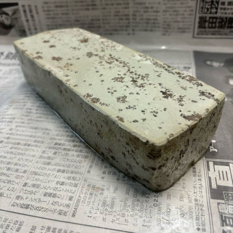 会津砥？ 天然砥石 約1.7kg 中砥石 希少 良質 手はつり 砥石 刃物 研ぎ 大工道具 鉋 鑿 japanese natural stone aizu? _含水時