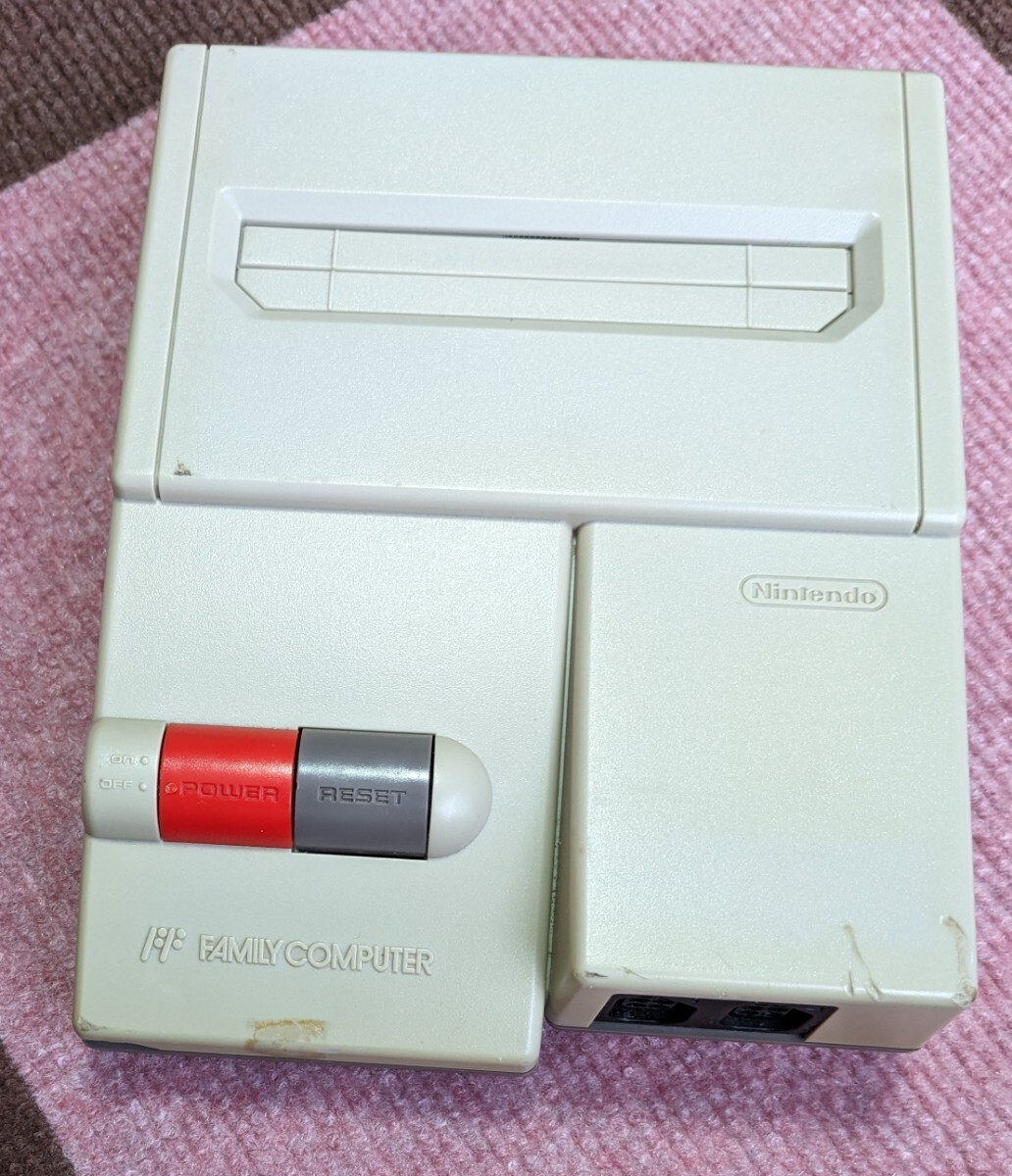 3517【起動確認済み】 ニューファミコン 任天堂 NEWファミコン 本体のみ 同梱不可 簡易清掃済み 破損あり FC ゲーム機の画像1