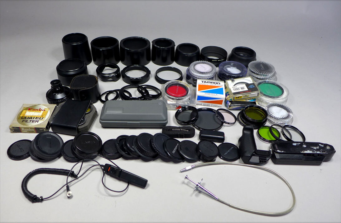 ●カメラ26　コンタックス.キャノンなどフィルターや小道具・部品・付属品など大量まとめて！_画像1
