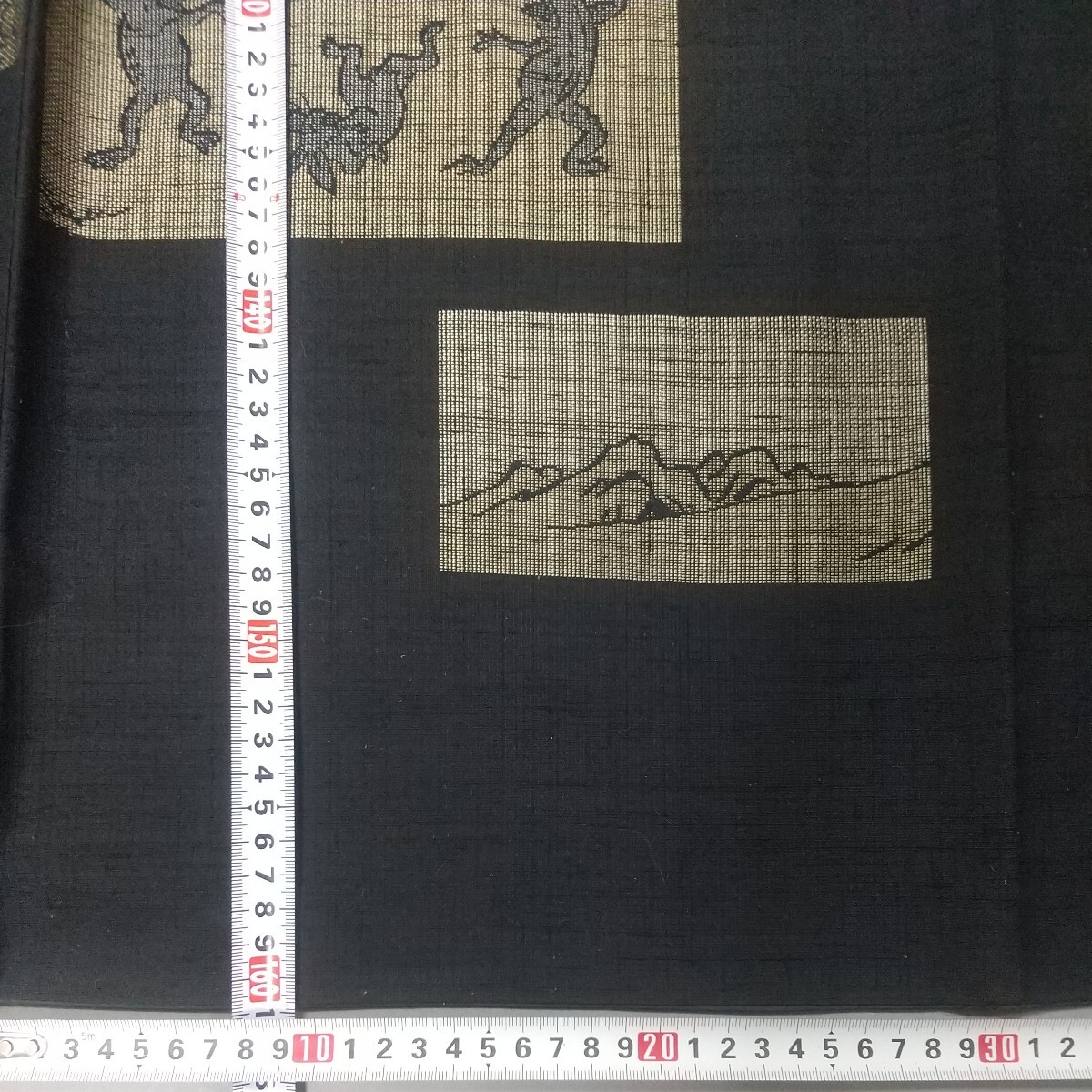 151同梱NG 美品 黒紬 金半衿付き 付け下げ着物 国宝鳥獣戯画 色紙絵 三松シルクケア 身丈161裄68袖丈49袖巾34.5前巾24.5後巾30.5cmの画像6