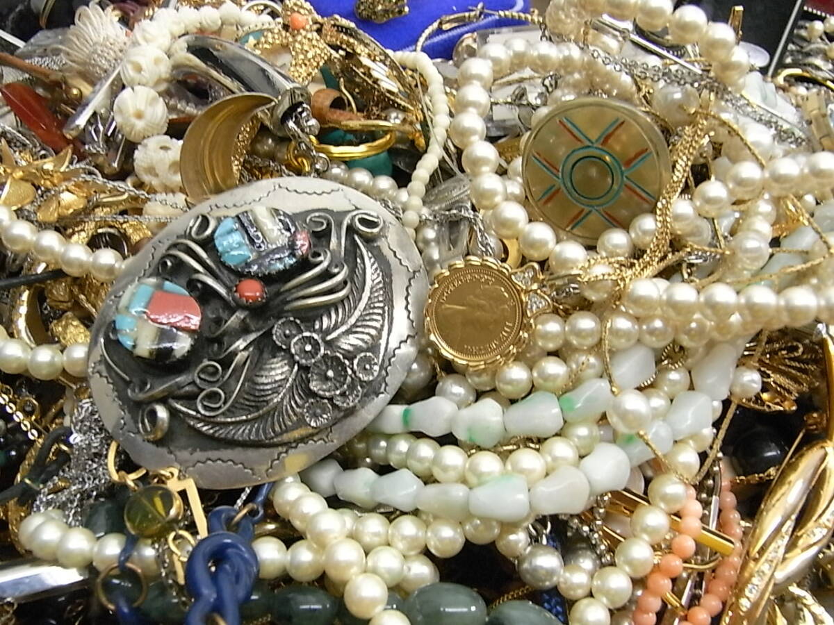 アクセサリー 大量 まとめ売り 総重量15kg超 ネックレス Tiffany 指輪 イヤリング パール ブローチ ブレスレット 金杯 珊瑚 銀 宝石 本真珠の画像9