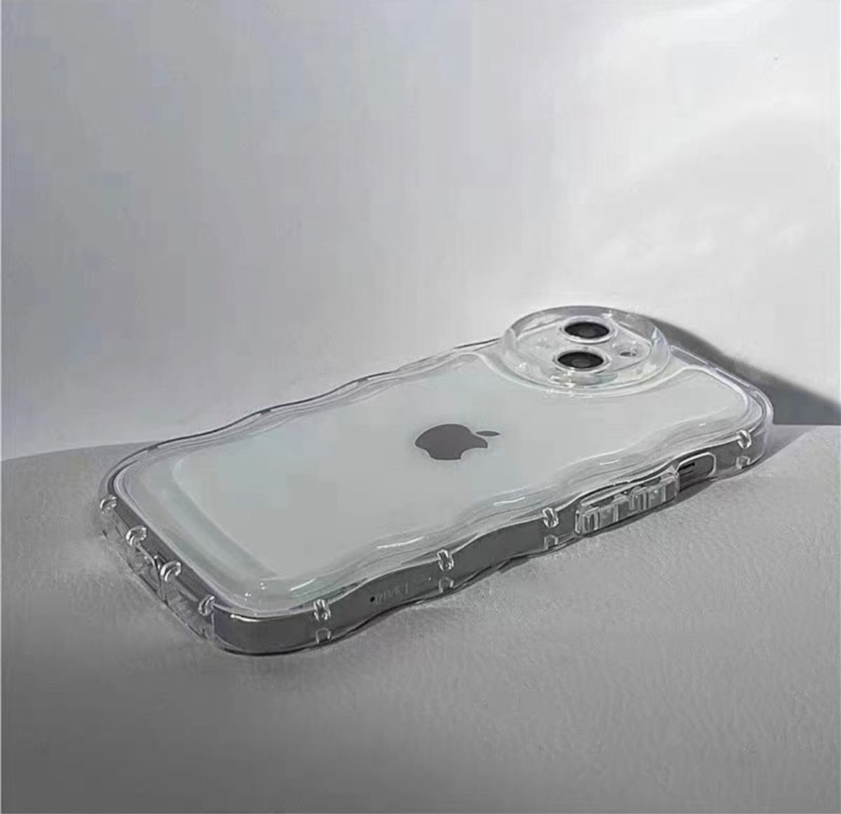iPhone15pro iPhoneケース　うねうね　クリア　ウェーブ　韓国　 iPhone カバー 保護 ソフト