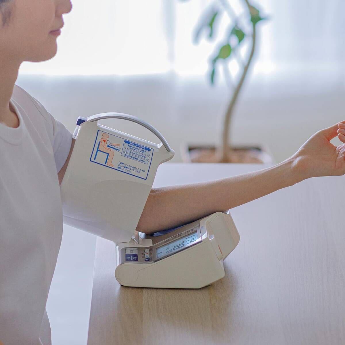 【新品】オムロン　自動血圧計　スポットアーム　HEM-1011　「早朝高血圧」確認機能付き　腕をいれるだけで正しい測定姿勢に _画像2