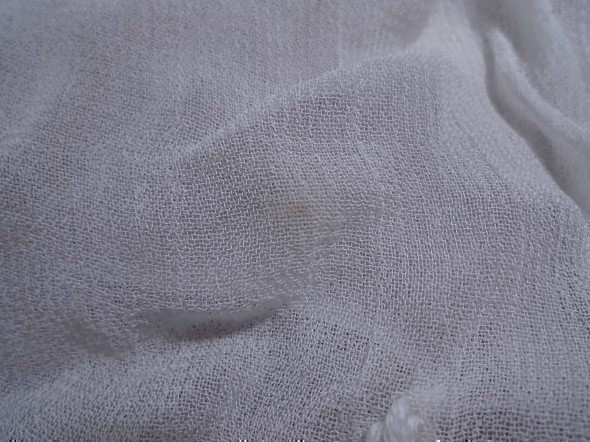 mk602　■ZARA　ザラ■　刺繍＆パール　長袖ブラウス　オフホワイト　薄手で透け感のあるコットン素材　衿、袖口レース　S相当　訳あり_前身頃のシミ