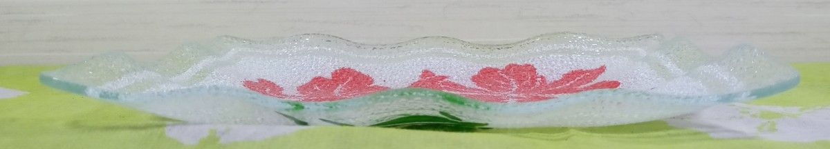 ファンシー小皿 ガラス製 波打つ長方形 透明皿に裏からプリント 花2輪 赤ハイビスカス？ 昭和レトロ