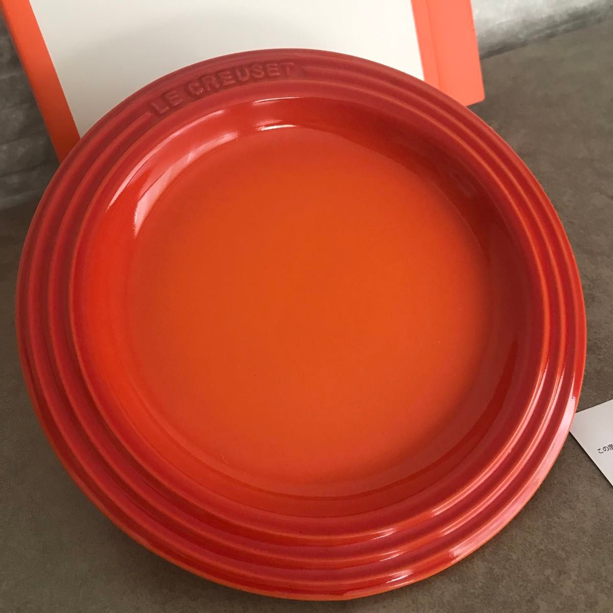 新品　ル・クルーゼ　ラウンドプレート　18 オレンジ　LECREUSET