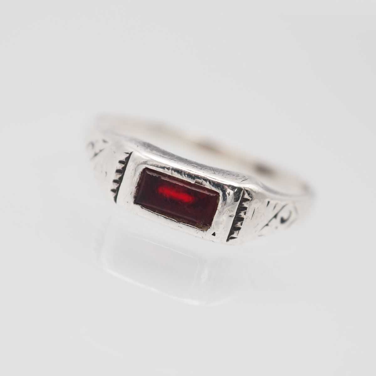 P587 Vintage SILVER stamp ring red glass design silver ring 15 number 