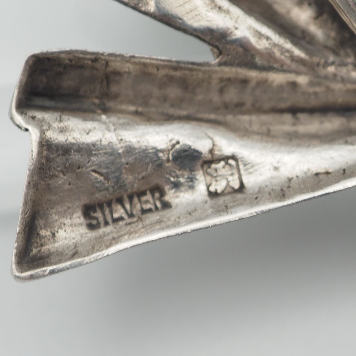 P550 Vintage SILVER STERLING stamp choker necklace ribbon design silver 